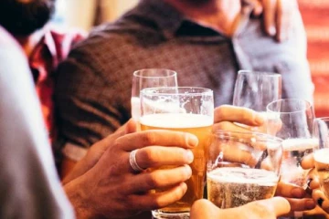 மதுபானம் அருந்திகொண்டிருந்தபோது நடத்த அசம்பாவிதம்: இளைஞன் திடீரென உயிரிழப்பு!