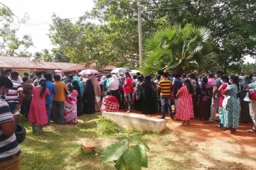 வவுனியா - பூவரசன்குளம் தடுப்பூசி நிலையத்தில் மக்கள் குவிந்தமையால் குழப்பநிலை