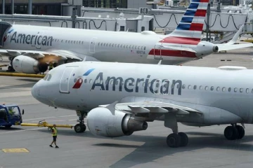 தொடர்ந்து 1,700 விமானங்களை ரத்து செய்த அமெரிக்கன் ஏர்லைன்ஸ்: மக்கள் அவதி