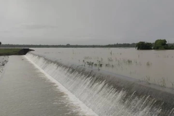 கிளிநொச்சியில் வான் பாயும் நிலையில் குளங்கள்!