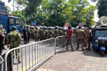 විරෝධතාවයන් උණුසුම් අතට - තවත් මාර්ගයක් වැසේ..(PHOTOS)