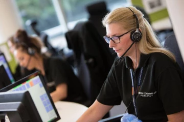 உட்கார்ந்த இடத்தில் இருந்தே கனடாவில் மர்ம நபரிடம் சிக்கிய பெண்ணை காப்பாற்றிய பிரித்தானியா பொலிஸ்! எப்படி?