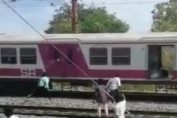 சென்னையில் மின்சார ரயில் மீது கல் வீசி தாக்கிய மாணவர்கள் : காரணம் என்ன ?