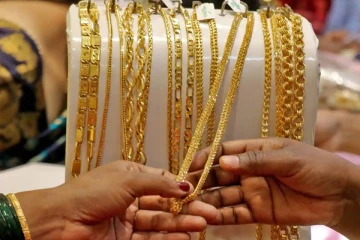 පසුගිය දින වලට සාපේක්ෂව අද දින රන් මිල තවත් පහළට.