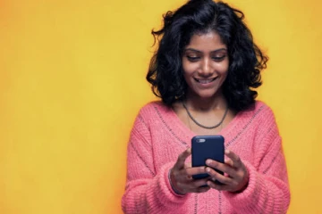 மொபைல் பிரியர்களுக்கு மகிழ்ச்சியான தகவல்; குறைகிறது விலை