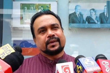 රජය තෙල් වැඩි කරලා මෙච්චර අපරාධයක් කරනකන් විපක්ෂ නායක උන්දෑ සබ්මැරීන් ගණන් කර කර ඉන්නවා - විමල් වීරවංශ