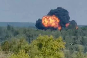 நடுவானில் திடீரென தீப்பிடித்து வெடித்து சிதறிய ஹெலிகாப்டர்- காண்போரை அதிர்ச்சியில் ஆழ்த்திய காட்சி!