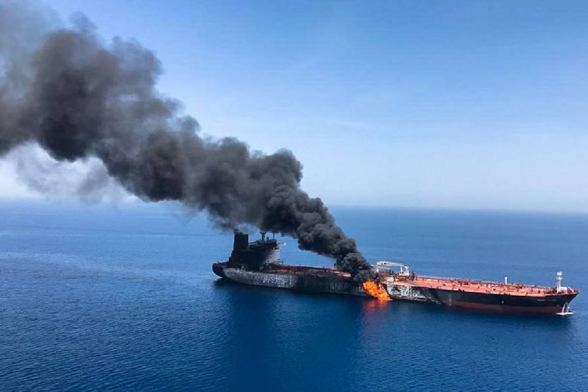 ஓமான் கடற்பரப்பில் தாக்குதல் ; எண்ணெய் தாங்கிக் கப்பலில் 4 பேர் காயம் | Attack In Omani Waters 4 Injured On Oil Tanker ஓமான் கடற்பரப்பில் தாக்குதல் ; எண்ணெய் தாங்கிக் கப்பலில் 4 பேர் காயம் | Attack In Omani Waters 4 Injured On Oil Tanker