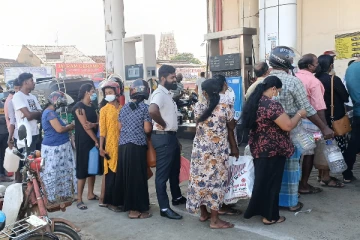 வவுனியாவில் மண்ணெண்ணெய்க்காக நீண்ட வரிசையில் காத்திருக்கும் மக்கள் (Video)