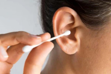 பட்ஸ் மூலம் காதை சுத்தம் செய்பவரா நீங்கள்? இனியும் அந்த தவறை செய்யாதீங்க