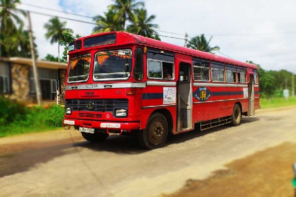 உழவு இயந்திரத்தில் பாடசாலை செல்லும் மாணவர்கள் | Students Going To School In Plowing Machines