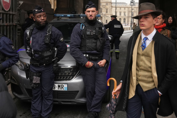 பிரான்ஸ் அருங்காட்சியக கொள்ளை: புகைப்படத்தால் ஒரே நாளில் பிரபலமான இளைஞர் | Fedora Man Louvre Photo Pedro Elias Garzon Delvaux