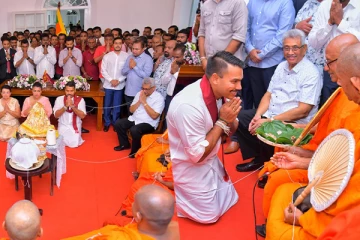 நாமலின் அருகில் கோட்டாபய ராஜபக்ச