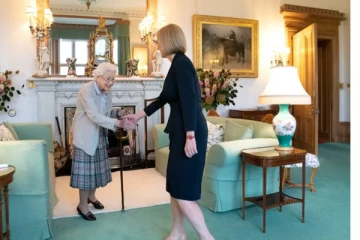 சொன்னதை செய்துகாட்டிய பிரித்தானிய மகாராணியார்...