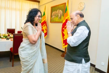 අග්‍රාමාත්‍ය ආචාර්ය හරිනි අමරසූරිය ඉන්දීය ආරක්ෂක අමාත්‍යවරිය හමුවෙයි