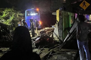 மட்டக்களப்பில் அதிகாலை பயங்கர விபத்து... பயணிகளுக்கு நேர்ந்த நிலை?