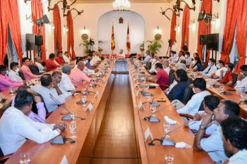 ஜனாதிபதி, பிரதமர் பதவிகள் குறித்து முன்னாள் அமைச்சர் வீட்டில் பேச்சுவார்த்தை