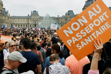 பாரிஸில் போராட்டத்தில் குதித்த ஆயிரக்கணக்கான மக்கள்! ஏதற்காக?