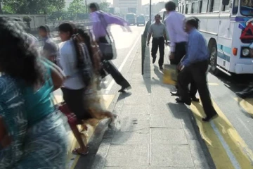 பாதசாரி கடவையில் பெண் பரிதாப உயிரிழப்பு ; சாரதி தப்பியோட்டம்