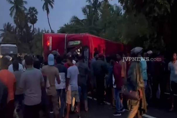 கிளிநொச்சியில் பயங்கர சம்பவம்: பெண் ஒருவர் உயிரிழப்பு! பலர் வைத்தியசாலையில் | Kilinochchi Bus Accident Woman Died Peoples Injury