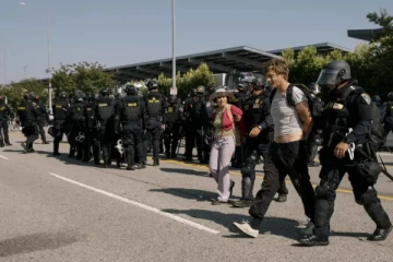 லொஸ் ஏஞ்சல்ஸில் ஊரடங்கு உத்தரவை மீறி ஆர்ப்பாட்டம்; பலர் கைது