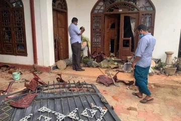 கிண்ணியா  படகு விபத்து ; எம் பி வீட்டின் மீது சரமாரி தாக்குதல்