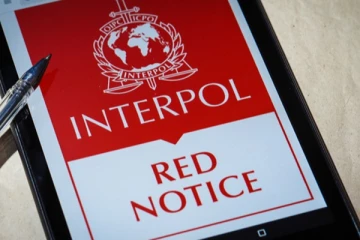 வெளிநாடுகளில் பதுங்கியுள்ள 167 இலங்யர்களுக்கு சிவப்பு பிடியாணை