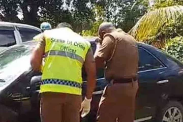 அதிவேக நெடுஞ்சாலையில் சந்தேகத்திற்கிடமாக கைவிடப்பட்ட சொகுசு கார்