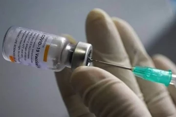 கொரோனா தடுப்பூசியில் இருந்து தப்பிக்க பெண் செய்த செயல்! பிரபல நாட்டில் நடந்த அதிர்ச்சி சம்பவம்