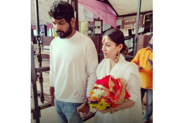 மும்பையில் முக்கிய கோவிலுக்கு சென்றுள்ள விக்னேஷ் சிவன்-நயன்தாரா- புகைப்படத்துடன் இதோ | Nayantara Vignesh Shivan In Mumbai