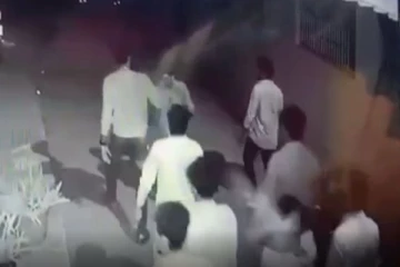 கூலி தொழிலாளியை ரத்தம் சொட்ட சொட்ட தாக்கிய விஜய் மக்கள் இயக்க நிர்வாகி - நெஞ்சை பதற வைத்த வீடியோ