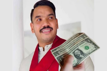 நாமலின் மேசையில் கிடந்த 08 இலட்சம் டொலர்கள் : கம்மன்பில வெளிப்படுத்திய விடயம்