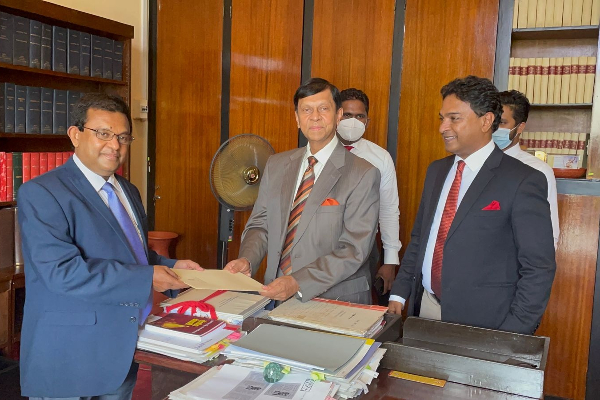 இராஜினாமா கடிதத்தை கையளித்தார் அஜித் கப்ரால்! | Ajith Cabral Hands Over Resignation Letter