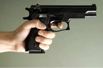 வீடொன்றிற்குள் துப்பாக்கியை காண்பித்து அச்சுறுத்தியவரால் பரபரப்பு