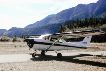 கனடாவில் சிறிய விமானம் விபத்து: இருவர் உயிரிழப்பு