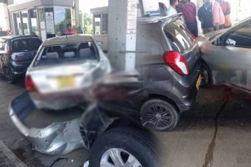 பல வாகனங்கள் ஒன்றுடன் ஒன்று மோதி விபத்து