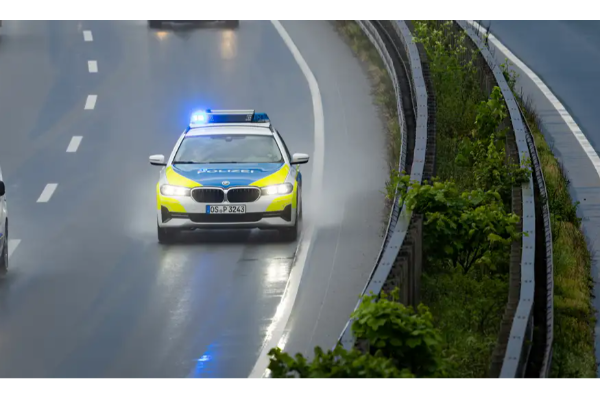 குழந்தை கார் ஓட்டுவதைக் கண்டு அதிர்ந்த பொலிசார் எடுத்த நடவடிக்கை | Police Investigate Toddler Drives Car In Germany குழந்தை கார் ஓட்டுவதைக் கண்டு அதிர்ந்த பொலிசார் எடுத்த நடவடிக்கை | Police Investigate Toddler Drives Car In Germany