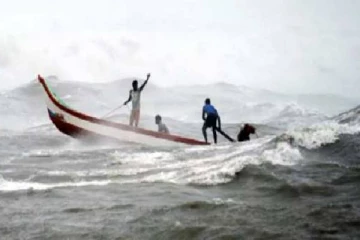 இழுவை படகு விபத்துக்குள்ளாகி மூன்று மீனவர்கள் மாயம்