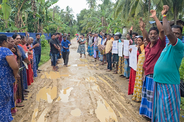 புனரமைக்கப்படாத பாடசாலை வீதி! போராட்டத்தில் குதித்த மூதூர் மக்கள் | Morning Protest Demanding Reconstruction Of Road புனரமைக்கப்படாத பாடசாலை வீதி! போராட்டத்தில் குதித்த மூதூர் மக்கள் | Morning Protest Demanding Reconstruction Of Road