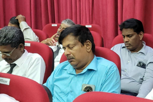 யாழில் பிரதமர் ஹரிணி கூட்டத்தில் தூங்கி வழிந்த வடமாகாண கல்வி அதிகாரிகள்! | Northern Province Education Officials Fell Asleep