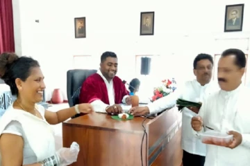 விலையேற்றத்தால்  மக்கள் திண்டாட்டம்;  பாற்சோறு பகிர்ந்து கொண்டாடிய பிரதிநிதிகள்!