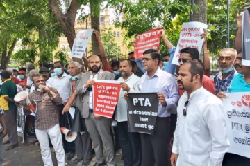 பயங்கரவாத தடைச் சட்டத்திற்கு எதிராக கையெழுத்து திரட்டும் நடவடிக்கை! (படங்கள்)