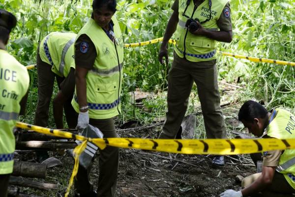 நள்ளிரவில் இளம்பெண் கொடூரமாக வெட்டிப்படுகொலை! சந்தேகநபர் தப்பியோட்டம் | Family Woman Was Brutally Hacked To Death