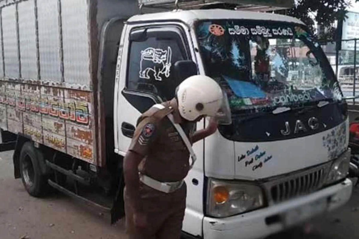 பொலிஸாரைத் தாக்கி சீருடையைக் கிழித்த சாரதி | Driver Attacked Police Tears Uniform Sri Lanka