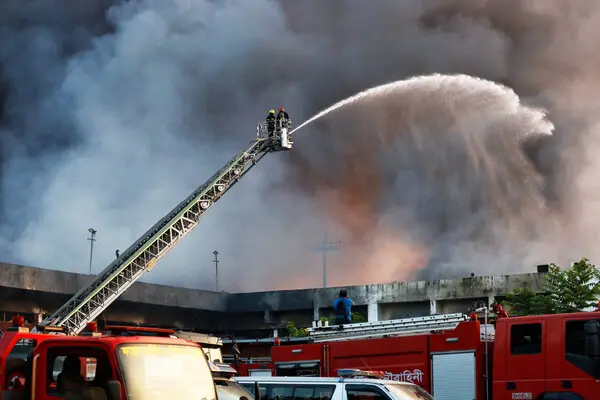 வெளிநாடொன்றில் பற்றி எரிந்த விமான நிலையம்! | Dhaka Airport Fire Halts All Flights