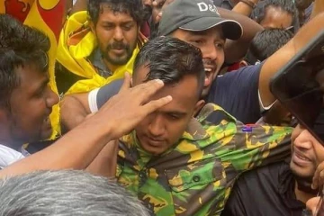 இலங்கை ஜனாதிபதிக்கு எதிரான போராட்ட களத்தில் மக்களுடன் கைகோர்த்த இராணுவ வீரர்