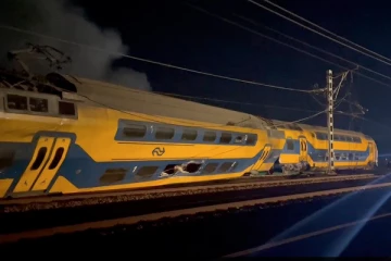 நெதர்லாந்தில் தடம் புரண்ட பயணிகள் ரயில்:ஒருவர் பலி! டஜன் கணக்கானோர் படுகாயம்