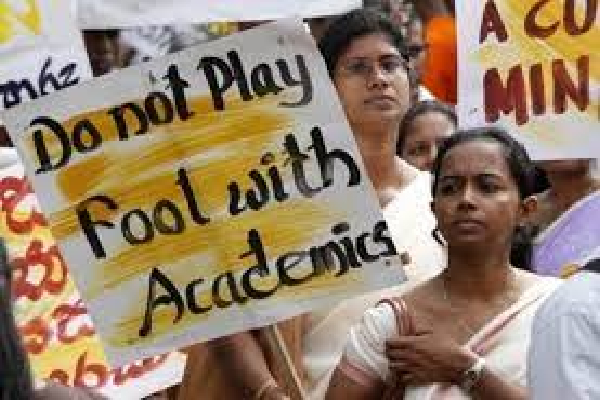 பல்கலைக்கழக ஆசிரியர் சங்கங்களின் சம்மேளம் விடுத்துள்ள அறிவித்தல் | 1800 University Professors Have Left The Country