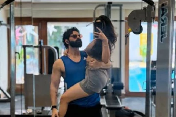 பெண் தோழியை ஜிம்மில் தூக்கி நிற்கும் பிக்பாஸ் பாலாஜி முருகதாஸ்.. புகைப்படங்கள்..