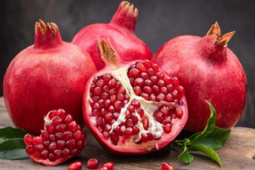 மாதுளையை உரிப்பதற்கு மிகவும் எரிச்சல்படுபவரா நீங்கள்? உங்களுக்கே இந்த காட்சி